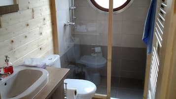 Douche, sĂšche-cheveux, serviettes fournies, savon