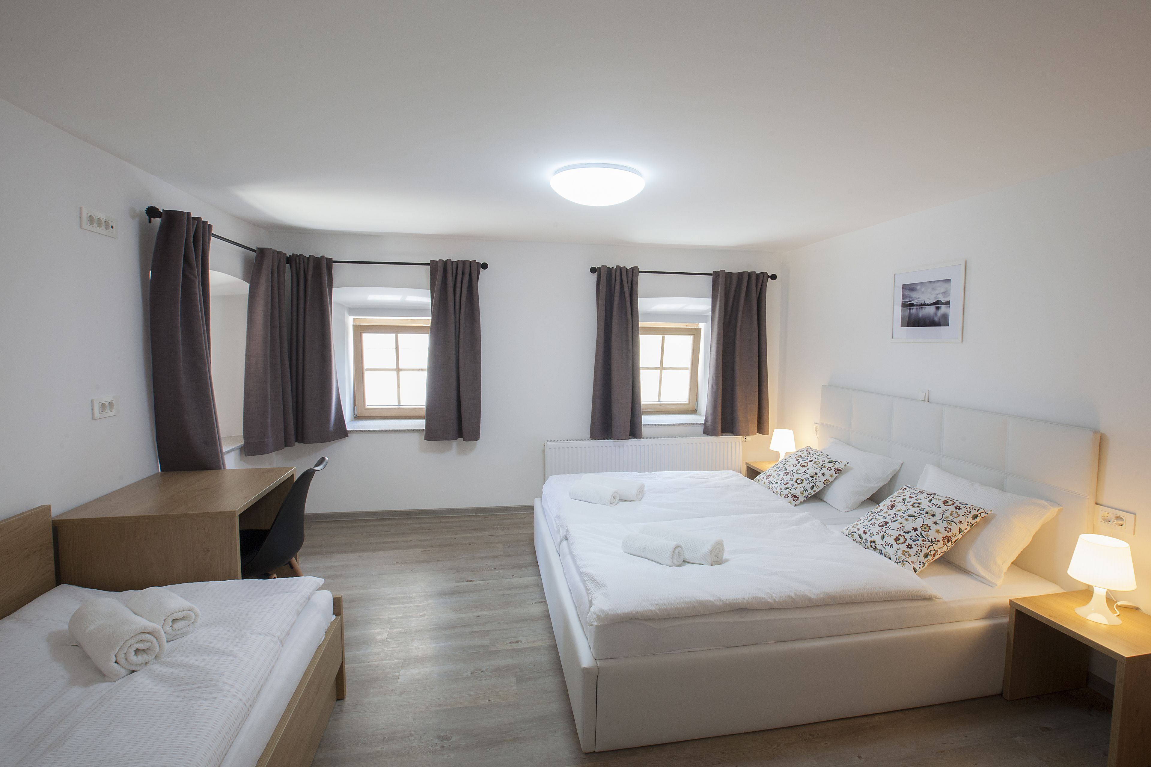 베이직 아파트, 침대(여러 개) | 2 개의 침실, 각각 다른 스타일의 인테리어, 각각 다르게 가구 비치, 암막 커튼