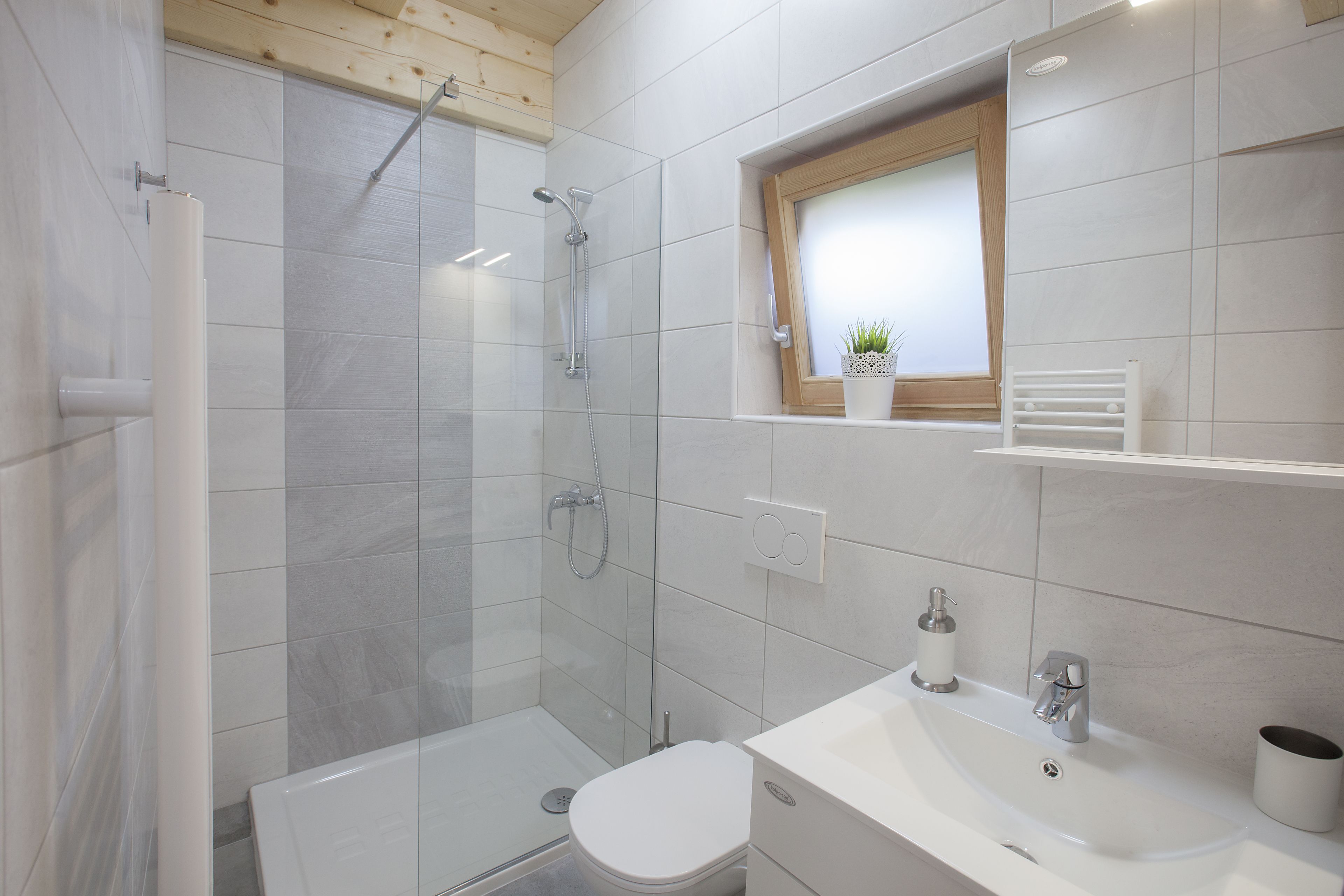 Standard Duplex, Multiple Beds | Bathroom shower
