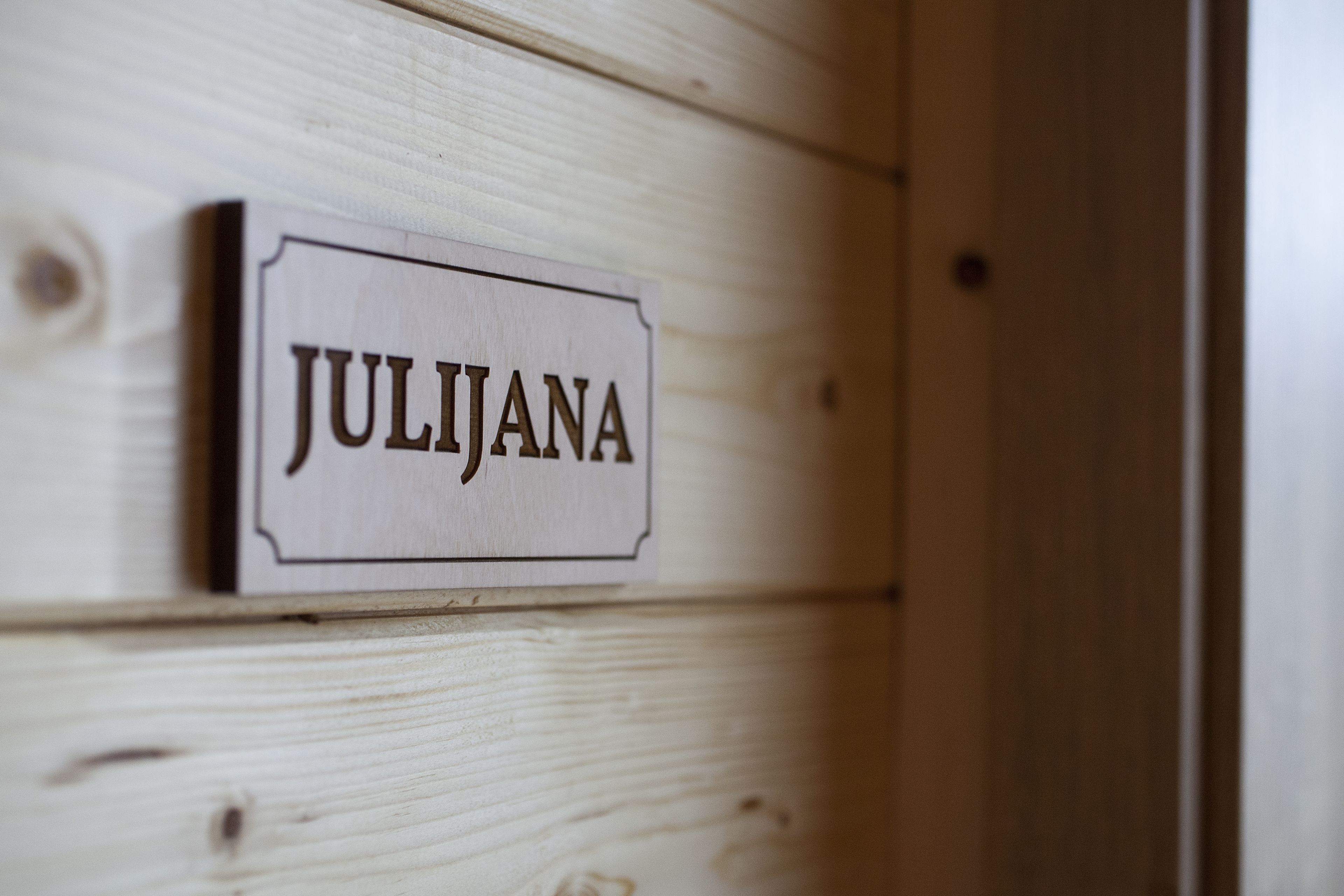 Pared de madera con un letrero que dice "JULIJANA".