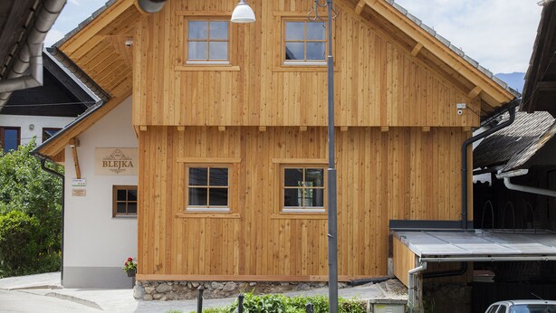 Un bâtiment en bois sur lequel on peut lire l’inscription « BLEJKA ».