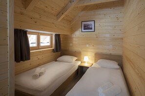 Dúplex estándar, varias camas | 2 dormitorios, decoración individual, mobiliario individual