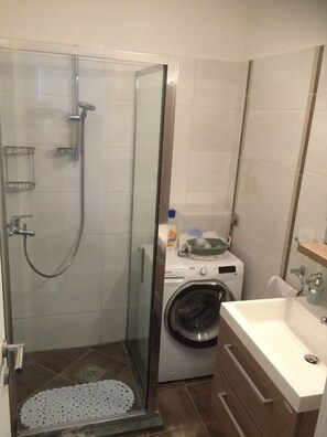 Dusj, hårføner, håndklær og såpe