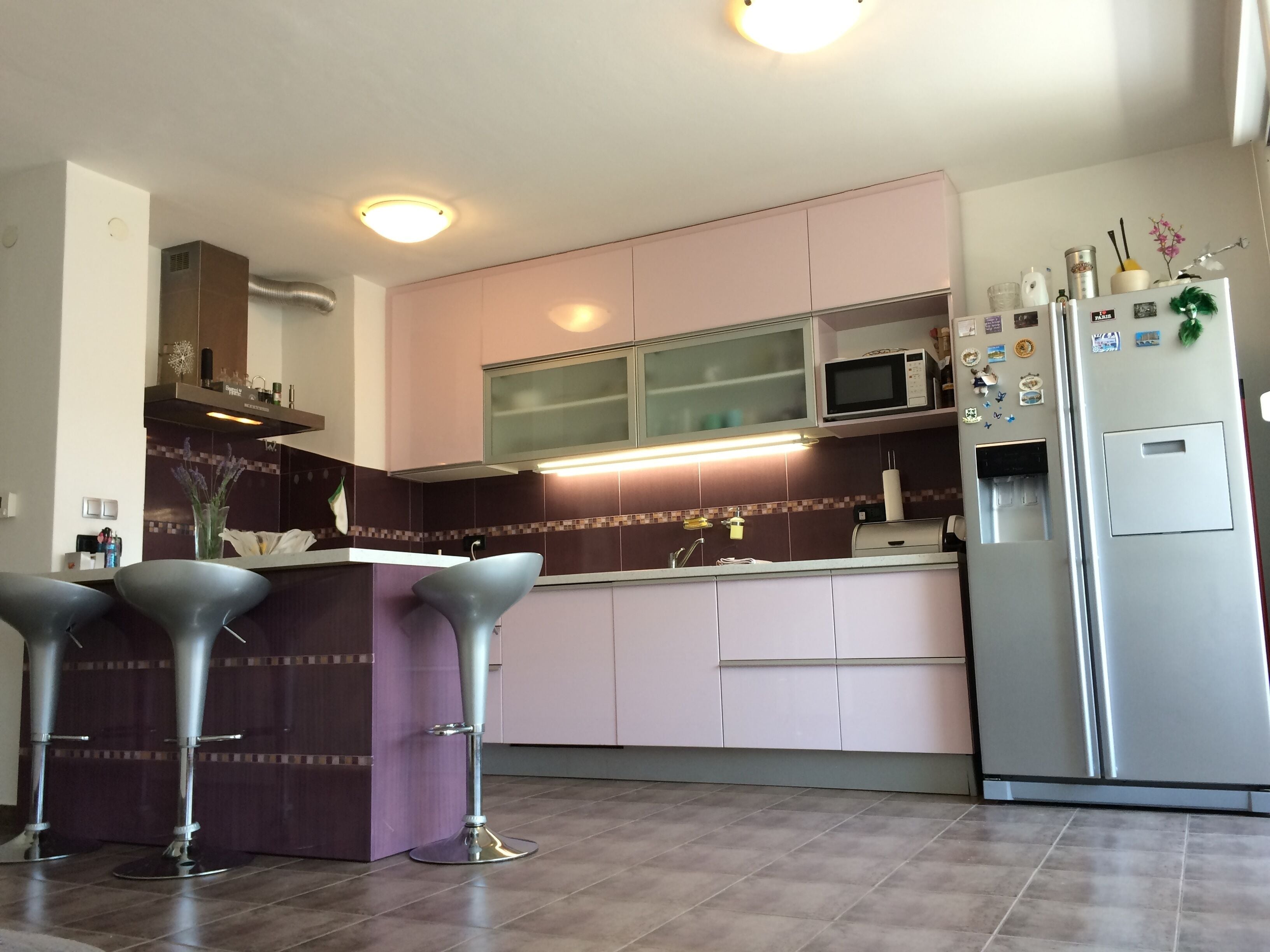 Réfrigérateur, four à micro-ondes, un four, surface de cuisson