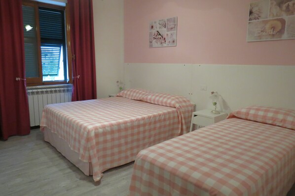 2 chambres, fer et planche Ă repasser, Wi-Fi gratuit, draps fournis