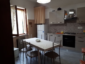 Refrigerador, horno, parrilla de estufa y cafetera y tetera