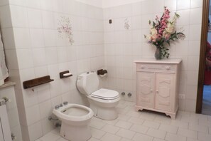 Ensemble douche/baignoire, sèche-cheveux, bidet, serviettes fournies