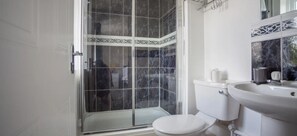 Casa, varias camas | Baño | Amenidades de baño gratuitas, secadora de cabello, toallas, shampoo 