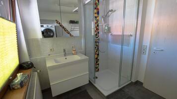 Dusche, Haartrockner, Bidet, Handtücher
