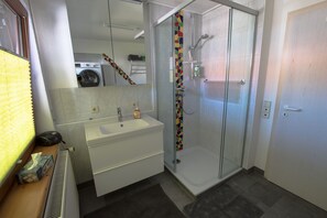 Shower, hair dryer, bidet, towels - Haus Steinberg (DTV 3 Sterne) - Herbi's holiday apartment - Ground floor (Burladingen)