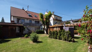 A residential area with a two-story house, a wooden fence, and a well-maintained lawn. - Haus Steinberg (DTV 3 Sterne) - Herbi's holiday apartment - Ground floor   (Burladingen)
