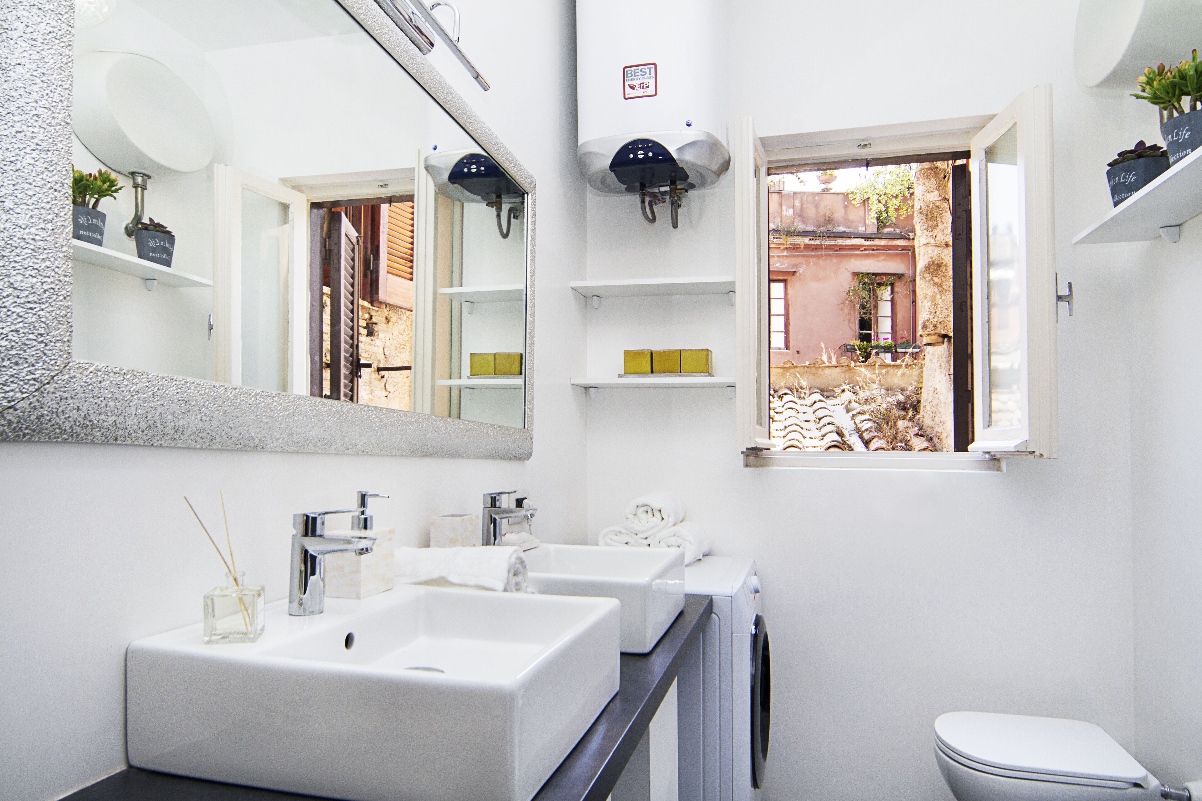Regadera, secadora de cabello, bidet, toallas 