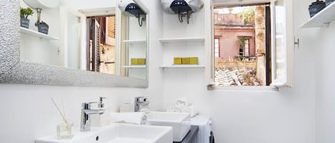 Shower, hair dryer, bidet, towels