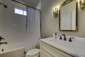 Combined shower/tub, hair dryer, towels