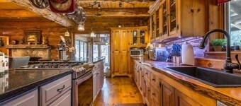 Kresge Luxurious Grand Cabin At Stratton and Bromley Mountains, up to 6 guests.