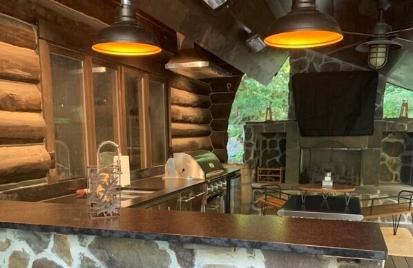 Fridge, microwave, oven, stovetop - Kresge Luxurious Grand Cabin At Stratton and Bromley Mountains, up to 6 guests. (Winhall)