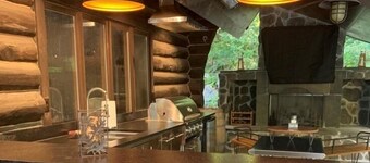 Kresge Luxurious Grand Cabin At Stratton and Bromley Mountains.