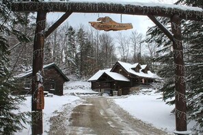 Exterior - Kresge Luxurious Grand Cabin At Stratton and Bromley Mountains, up to 6 guests. (Winhall)
