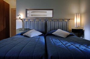 3 chambres, coffres-forts dans les chambres, fer et planche à repasser