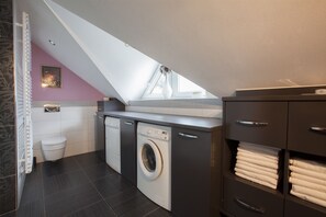 Apartamento exclusivo | Baño | Ducha, secador de pelo, toallas y jabón