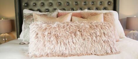 2 bedrooms, iron/ironing board, Internet, bed sheets