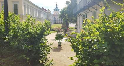 KVH - Apt. "Schloss Charlottenburg" with EXTRAS - box spring bed & office desk etc.