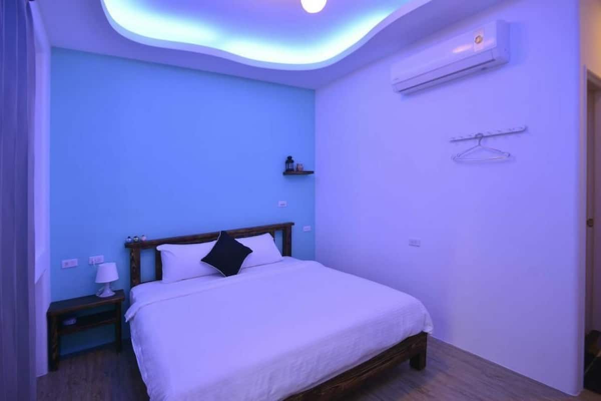 Escritorio, cortinas blackout, wifi gratis y ropa de cama