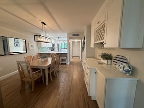 Dining - Renovated, Gulf View Unit, Overlooking the Pool and Beautiful Courtyard (Sarasota)