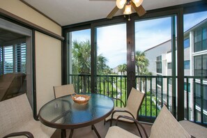Dining - Renovated, Gulf View Unit, Overlooking the Pool and Beautiful Courtyard (Sarasota)