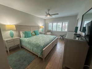 3 bedrooms, iron/ironing board, WiFi, bed sheets - Renovated, Gulf View Unit, Overlooking the Pool and Beautiful Courtyard (Sarasota)