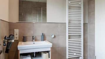 Dusche, Haartrockner, HandtĂŒcher