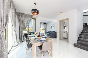 Villa, 3 Schlafzimmer | Essbereich im Zimmer