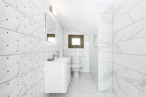 Villa, 3 habitaciones | Baño | Amenidades de baño gratuitas, secadora de cabello, toallas, shampoo 
