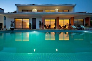 Piscina a l'aire lliure i piscina de vora infinita 