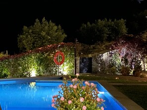 Een buitenzwembad en een infinitypool