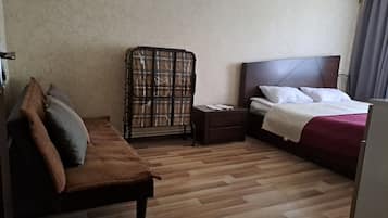 1 dormitori, planxa i posts de planxar, wifi gratuïta i roba de llit