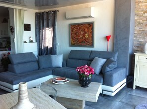 TV, fireplace, DVD player - 10 M from the sea in front of the beach of Beaucours.Very quiet (Sanary-sur-Mer)