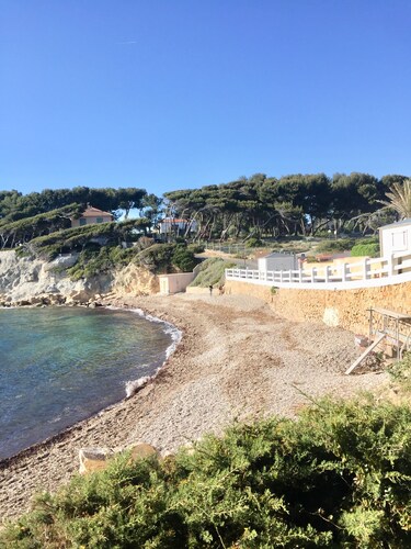 SANARY  A 10 m Plage de Beaucours VUE PANORAMIQUE MER Terrasse  60 m2 équipée