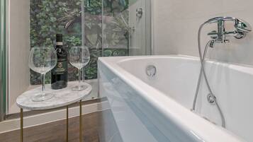 Baignoire, baignoire Ă  jets, sĂšche-cheveux, bidet