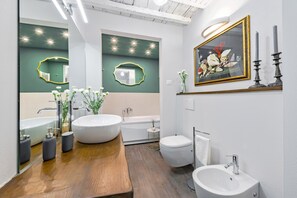 Badewanne, Whirlpool, Haartrockner, Bidet