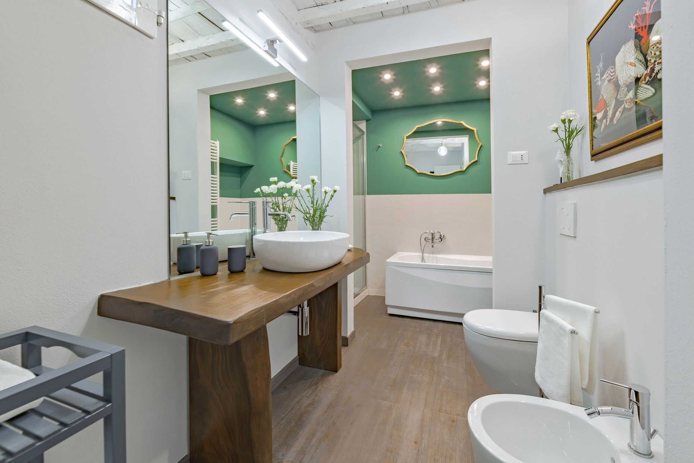 Baignoire, baignoire à jets, sèche-cheveux, bidet