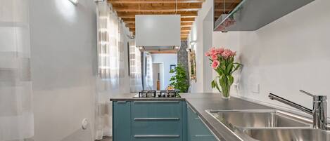 Réfrigérateur, micro-ondes, four, plaque de cuisson