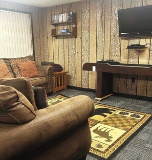 Smart TV, fireplace, DVD player, table football - Kalkaska Getaway: Let It Snow – Kalkaska's Quiet Winter Retreat is Waiting (Kalkaska)