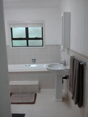 Hus, 4 soverom | Bad | Separat badekar og dusj, dype avslapningsbadekar og håndklær