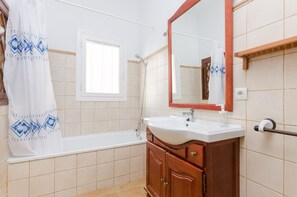 Bathtub, hair dryer, towels