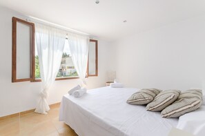 4 chambres, fer et planche à repasser, Wi-Fi gratuit, draps fournis