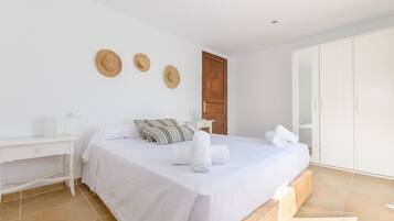 4 bedrooms, iron/ironing board, free WiFi, bed sheets