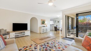 TV - Bilinga Gardens 3 - Bilinga/ North Kirra Beachfront - Min. 3 Night Stays! (Bilinga)