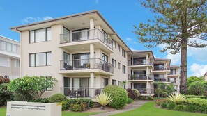 Exterior - Bilinga Gardens 3 - Bilinga/ North Kirra Beachfront - Min. 3 Night Stays! (Bilinga)