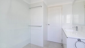 Shower - Bilinga Gardens 3 - Bilinga/ North Kirra Beachfront - Min. 3 Night Stays! (Bilinga)